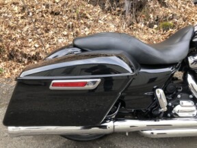 2023 Harley-Davidson® Street Glide® Vivid Black thumb 2