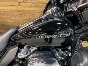 2018 Harley-Davidson® Ultra Limited Vivid Black FLHTK thumb 3