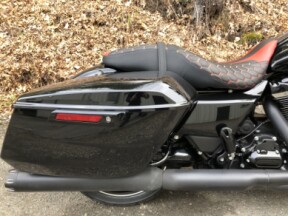 2024 Harley-Davidson® Road Glide™ Vivid Black - Black Finish thumb 2