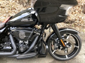 2024 Harley-Davidson® Road Glide™ Vivid Black - Black Finish thumb 3