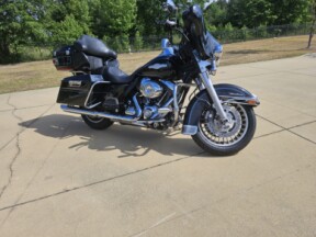 2009 Harley-Davidson® Electra Glide® Ultra Classic Peace Officer SE Vivid Black thumb 3