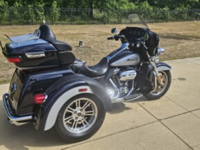 2019 Harley-Davidson® Tri Glide® Ultra Midnight Blue/Barracuda Silver thumb 2