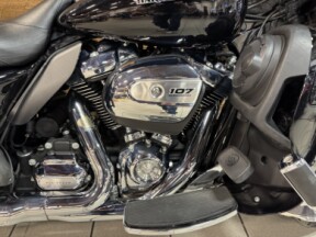 2018 Harley-Davidson® Ultra Limited Vivid Black FLHTK thumb 2