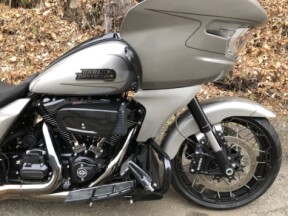 2023 Harley-Davidson® CVO™ Road Glide® Dark Platinum w/Pinstripe thumb 3