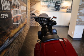 2017 CVO™ Street Glide® (FLHXSE) thumb 2