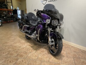 2021 Harley-Davidson® CVO™ Limited Royal Purple & Royal Black Fade FLHTKSE thumb 2