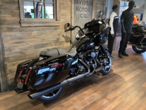 Harley-Davidson® Road Glide® 2026 FLTRX T23-26 Vivid Black Black Trim thumb 2