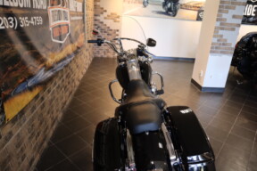 2016 Road King® (FLHR) thumb 2