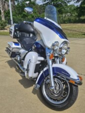 2007 Harley-Davidson® Electra Glide® Ultra Classic® White Gold Pearl & Deep Cobalt Pearl thumb 2