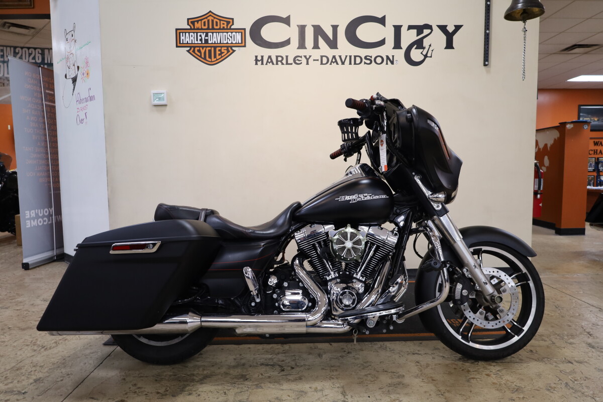2026 Harley-Davidson® Road Glide Limited Vivid Black Black Trim