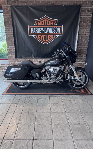 2026 Harley-Davidson® Street Glide® Liberty Enthusiast Midnight Ember Chrome Trim
