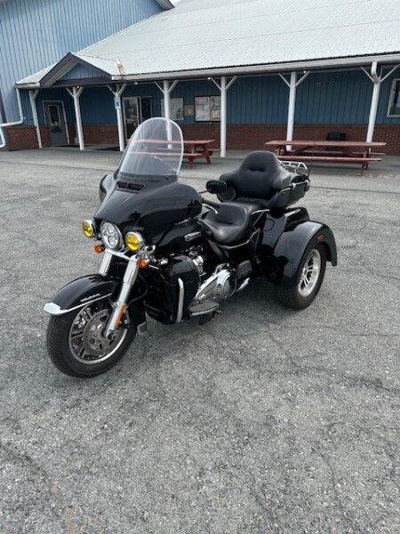 2021 Harley-Davidson® Tri Glide® Ultra Vivid Black