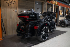 2025 Tri Glide® Ultra (FLHTCUTG) thumb 2