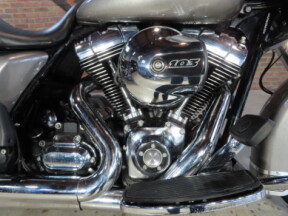2016 Harley-Davidson® Road King® FLHR thumb 3