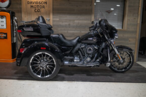 2025 Tri Glide® Ultra (FLHTCUTG) thumb 3