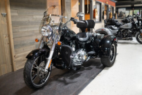 2015 Freewheeler™ (FLRT) thumb 2