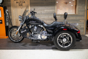 2015 Freewheeler™ (FLRT) thumb 1