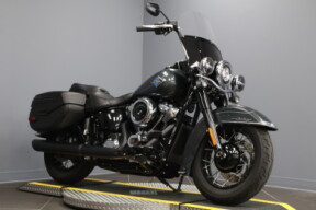 2025 Harley-Davidson® Heritage Classic FLHC thumb 3