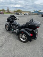 2021 Harley-Davidson® Tri Glide® Ultra Vivid Black thumb 3