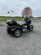 2021 Harley-Davidson® Tri Glide® Ultra Vivid Black thumb 2