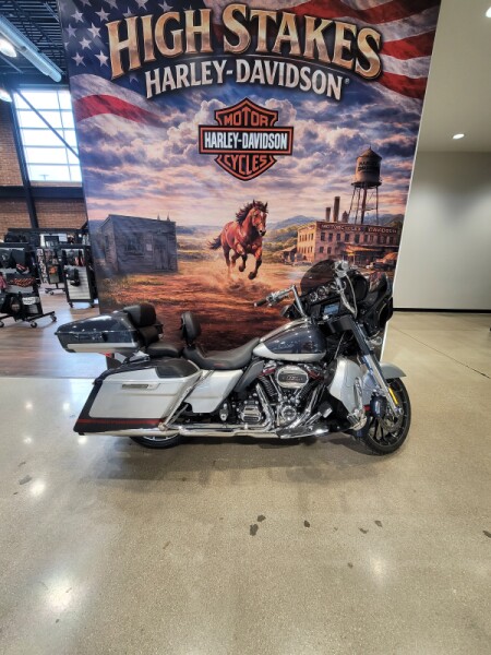 2019 Harley-Davidson® CVO™ Street Glide® Charred Steel & Lightening Silver FLHXSE