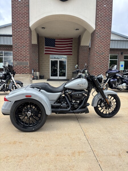 Harley-Davidson® Freewheeler™ 2024 FLRT BILLIARD GRAY W/ PINSTRIPE