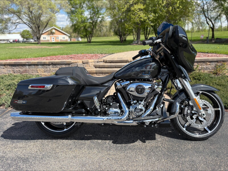 2026 Harley-Davidson® Street Glide® Midnight Ember Chrome Trim