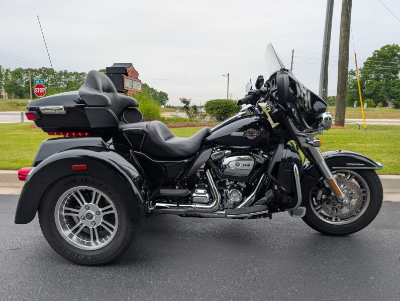 2023 Harley-Davidson® Tri Glide® Ultra Vivid Black