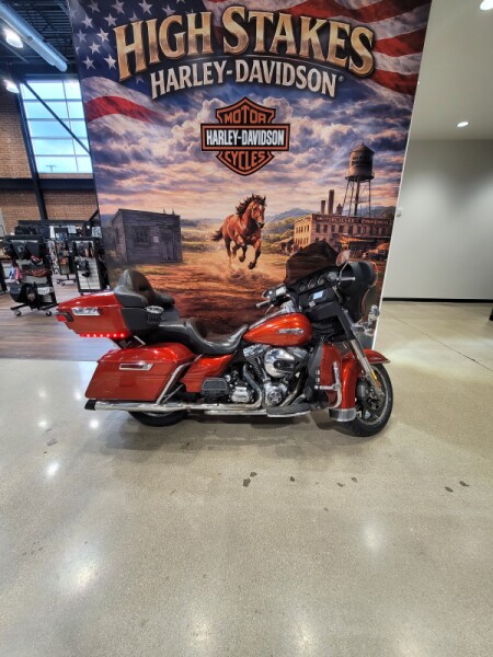 2014 Harley-Davidson® Electra Glide® Ultra Classic® Candy Orange FLHTCU