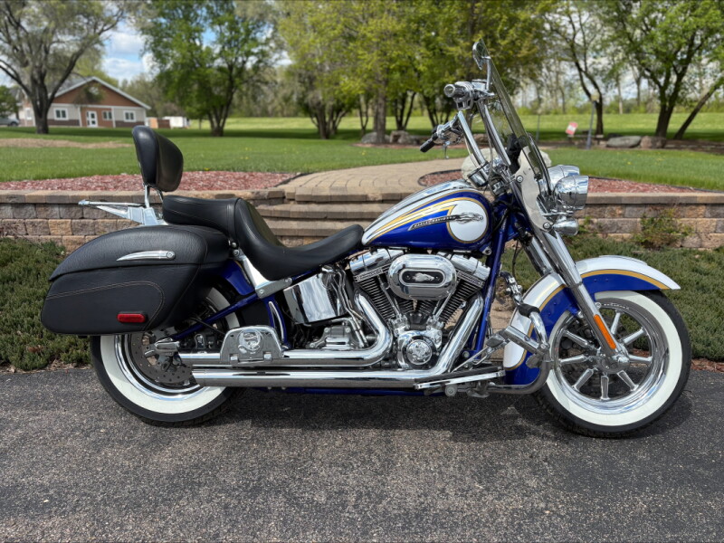2014 Harley-Davidson® CVO™ Softail® Deluxe White Gold Pearl & Deep Cobalt Pearl