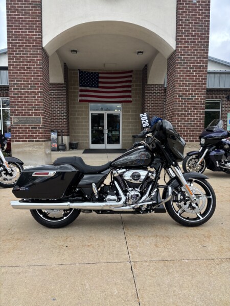 Harley-Davidson® Street Glide® 2026 FLHX Midnight Ember Chrome Trim