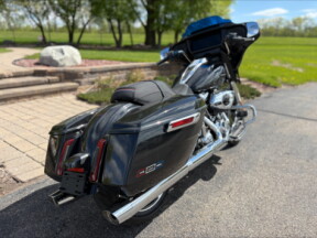 2026 Harley-Davidson® Street Glide® Midnight Ember Chrome Trim thumb 1