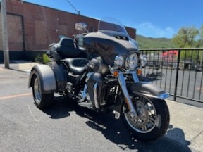 2023 Harley-Davidson® Tri Glide® Ultra FLHTCUTG thumb 1