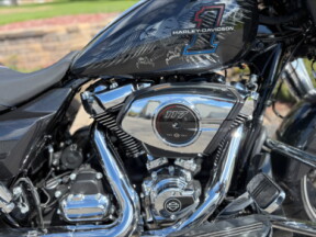 2026 Harley-Davidson® Street Glide® Midnight Ember Chrome Trim thumb 2