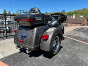 2023 Harley-Davidson® Tri Glide® Ultra FLHTCUTG thumb 2