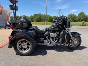 2011 Harley-Davidson® Tri Glide™ Ultra Classic® Black thumb 2