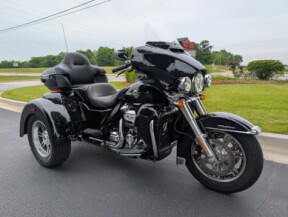 2023 Harley-Davidson® Tri Glide® Ultra Vivid Black thumb 3
