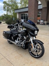 Harley-Davidson® Street Glide® 2026 FLHX Midnight Ember Chrome Trim thumb 2
