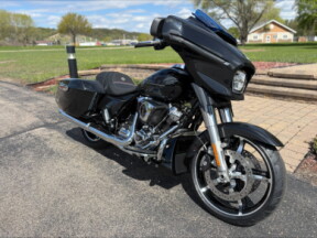 2026 Harley-Davidson® Street Glide® Midnight Ember Chrome Trim thumb 3