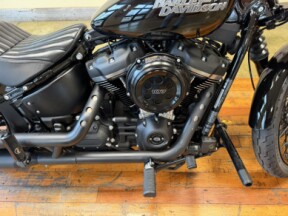 2018 Harley-Davidson® Street Bob® Vivid Black thumb 2