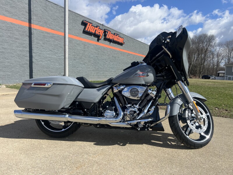 2026 Harley-Davidson® Street Glide® Dark Billiard Gray Chrome Solo Cast Wheels