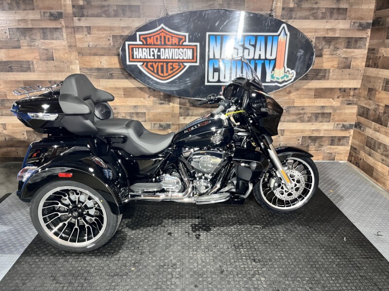 2026 Harley-Davidson® Street Glide 3 Limited Vivid Black Chrome Trim