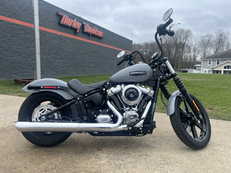 2026 Harley-Davidson® Street Bob® Dark Billiard Gray Chrome Solo Cast Wheels