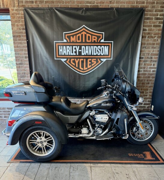 2021 Harley-Davidson® Tri Glide® Ultra Gauntlet Gray Metallic/Vivid Black