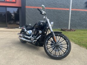 2025 Harley-Davidson® Breakout™ Vivid Black thumb 3