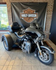2021 Harley-Davidson® Tri Glide® Ultra Gauntlet Gray Metallic/Vivid Black thumb 3