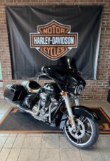 2018 Harley-Davidson® Street Glide® Vivid Black thumb 3