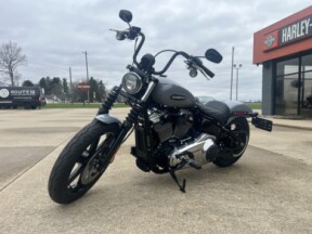 2026 Harley-Davidson® Street Bob® Dark Billiard Gray Chrome Solo Cast Wheels thumb 1