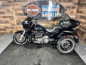 2026 Harley-Davidson® Street Glide 3 Limited Vivid Black Chrome Trim thumb 2