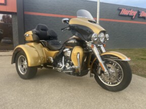 2017 Harley-Davidson® Tri Glide® Ultra Two-Tone Black Hills Gold/Black Quartz thumb 3